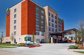 Holiday Inn Express & Suites Moore, An Ihg Hotel