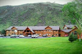 Yellowstone Village Inn And Suites