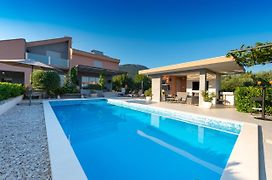 Villa Toni With 5 Bedrooms And Heated Pool