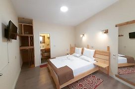 At Pikotiko'S - Korca City Rooms For Rent