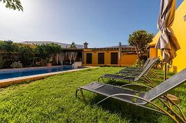 Villa con piscina privada gran jardín, barbacoa y parking