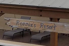 Ronnie'S Resort