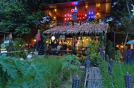 Do Dee Cafe Bangkok&Garden Hostel