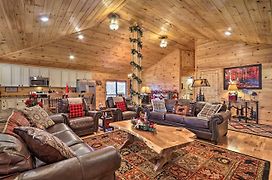 Luxe Cabin With Hot Tub, Theater, Pool Table, Arcade