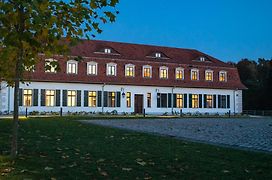 Gut Sarnow - Hotel, Restaurant und Reitanlage