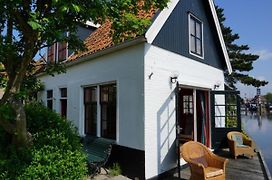 Idyllic Holiday Home in Hindeloopen near the Lake