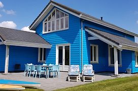 The Blue House - Luxurious Waterfront Villa Zeewolde