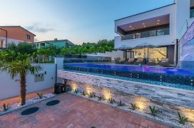 Luxury Villa Lorena With Heated Pool, Jacuzzi,Sauna And Seaview