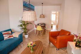 Beachhouse Anna, 1 Minute Walk To The Beach And Centre Of Katwijk, Free Private Parking Next To The House !