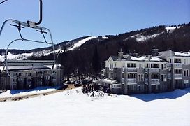 Condo loft ski in - ski out à Stoneham