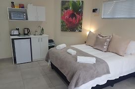 Sharon'S House: Modern Self-Catering Rooms