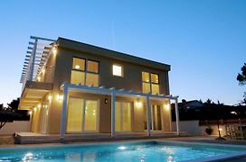Villa Olivia - New And Modern House With Pool, Souna, Jacuzzi & Playground, Liznjan - Istra
