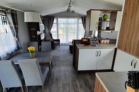 Rj Luxury Caravan Hire With Hot Tub