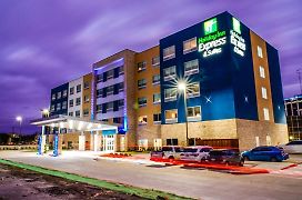 Holiday Inn Express & Suites - Dallas Market Center, An Ihg Hotel