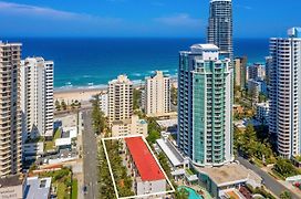 Surfers Paradise- Meters From The Beach!