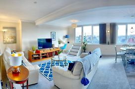 Scarborough-Penthouse, With Private Balcony, Lift And Parking