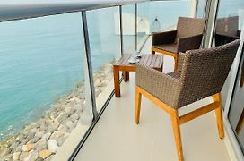 Luxurious 2 Bedroom Beachfront Apartment - Direct Seaview