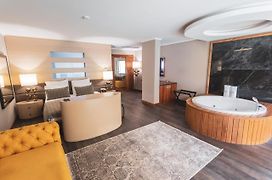 Orka Cove Hotel Penthouse&Suites