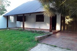 Estilo Campo Casa de 3 ambientes cochera interna