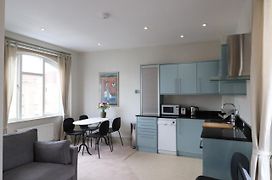 Stylish Light-Filled 1 Bedroom Flat In Hammersmith