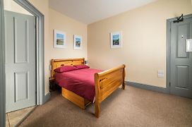 Llangollen Hostel Self-Catering Private Rooms