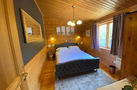 Owlet Lodge At Owlet Hideaway - With Hot Tub, Near York