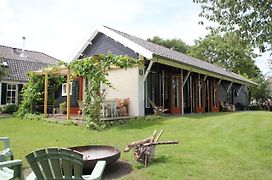 Familiehuis De Betuwe met kunstgras tennisbaan en sauna