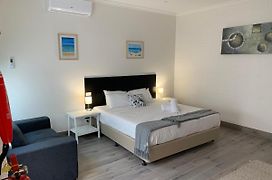 Bendigo High St Apartments With King Bed-Courtyard-Kitchen-Refurbished 2022