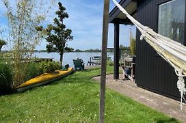 The Outpost - enjoy our charming lakehouse at Reeuwijkse Plassen - near Gouda