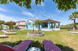 Villa Amorossa With Garden View & Shared Pool By Konnect, Roda Corfu