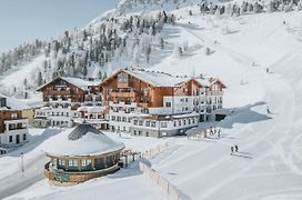 Superior Hotel Schneider Ski-In & Ski-Out