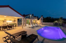 Villa Barbara - Olive Paradise, With Chlorine-Free Pool