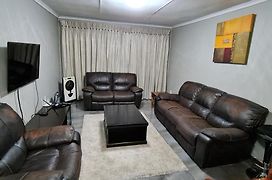 Executive 2 Bed Apartment, Free Wifi And Dstv