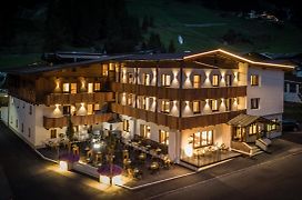 First Mountain Hotel Otztal