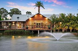 Lilies On Lovedale Estate - Heated Pool And Spa