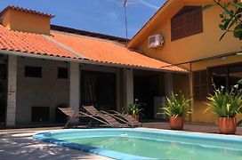 Linda casa com piscina em Bombinhas, espaço inteiro