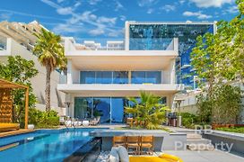 Five Palm Beach Villa - Three Floors, Private Pool, Jacuzzi