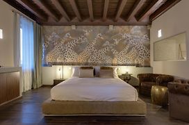 Palazzo Duomo Elegant Suites with WiFi&AC