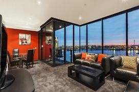 Lovely Waterfront Apartment With Swimming Pool And Gym In The Heart Of Docklands