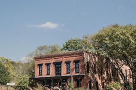 Beard And Lady Inn