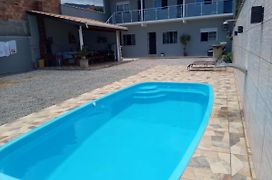 Casa nova com piscina próxima a praia e menos de 3km do centro de Ubatuba