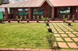 Serene Cottage With Lawn Mahabaleshwar Exterior photo