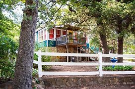 The Bluebird Cottage Style Cabin With Hot Tub Near Turner Falls And Casinos