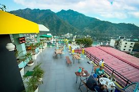 Weekends Forever Rishikesh, Max Laxman Jhula