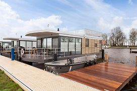 Houseboat 'Elysium' Met Eigen Aanlegsteiger Sneek - Offingawier