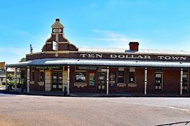 Ten Dollar Town Motel