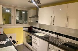 Victoria Centre Apartments In The Victoria Centre Shopping Centre - Nottingham City Centre - 24 Hours Access - Most Central Location, Lounge, Full Kitchen, Washing Machine - Opposite Hilton By Restaurants & Shops - Outdoor Parking From Five Pounds A