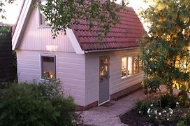 Very Nice Cottage In Durgerdam, With Private Garden, Free Parking, Pets Allowed