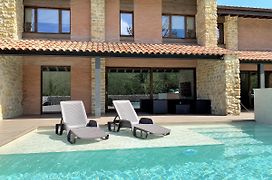 2 Apartamentos en villa con piscina privada en Asturias El Marquesau