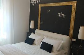 Aurora Flowers - Two Rooms And Free Parking Near Train Station